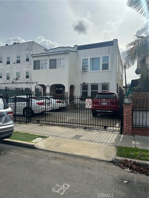 Photo of 512 W 41st Place, Los Angeles, CA 90037 (MLS # DW26032302)