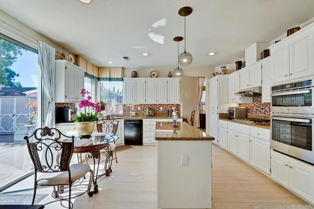2128 Commodore Drive