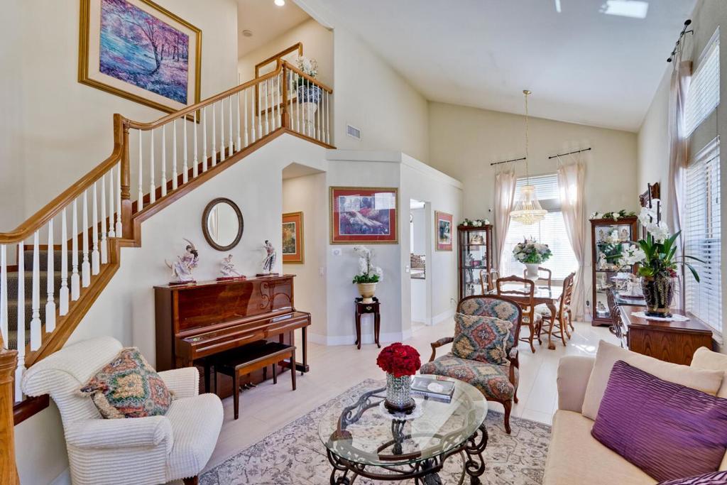 2128 Commodore Drive