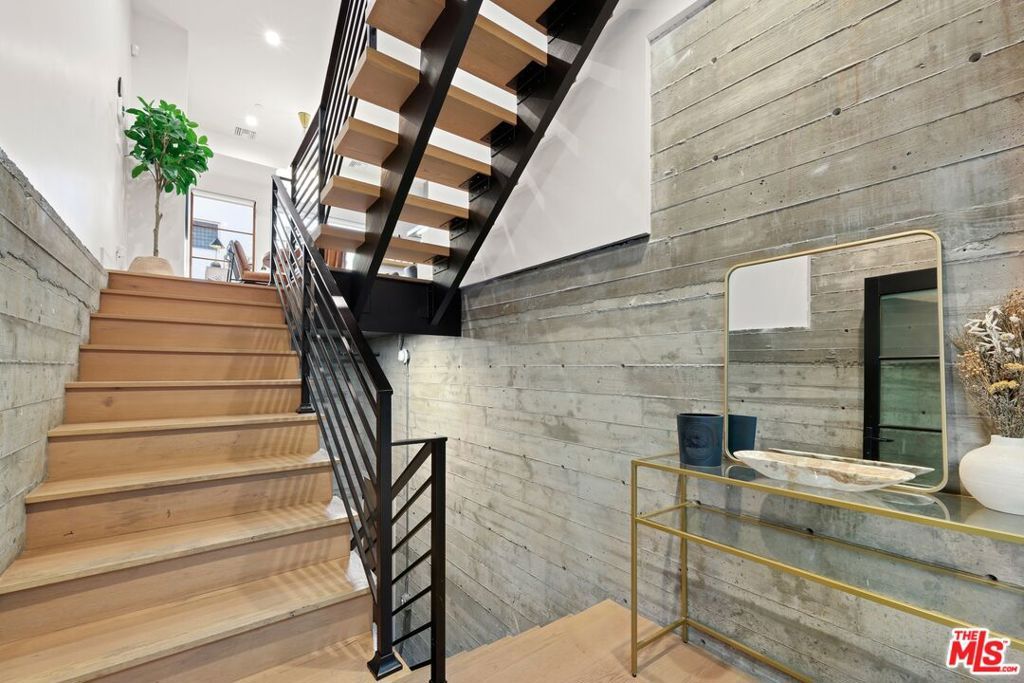 Photo of 1035 N Vista Street, West Hollywood, CA 90046 (MLS # 25589625)