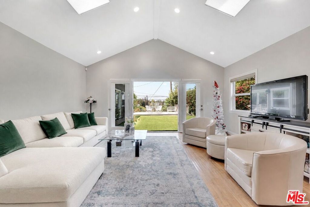 3733 Willowcrest Avenue, Studio City CA 91604