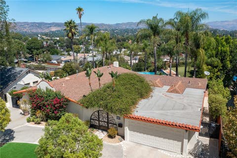 Photo of 23365 Calvert Street, Woodland Hills, CA 91367 (MLS # SR26186534)