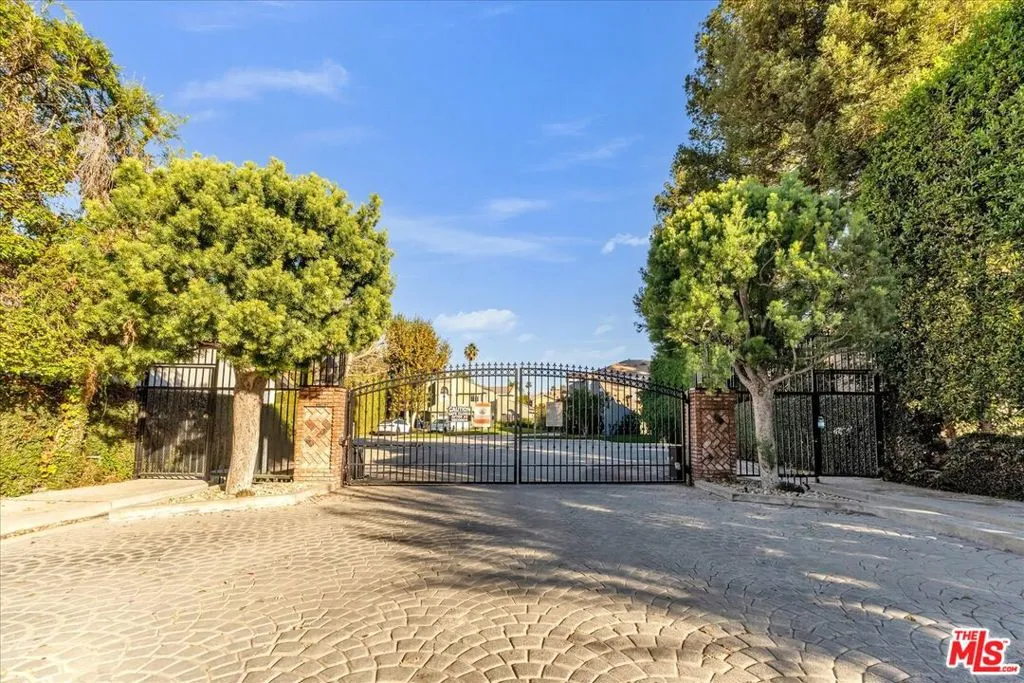 Encino, California 91436, United States, 4 Bedrooms Bedrooms, ,4 BathroomsBathrooms,Residential,Active,242819