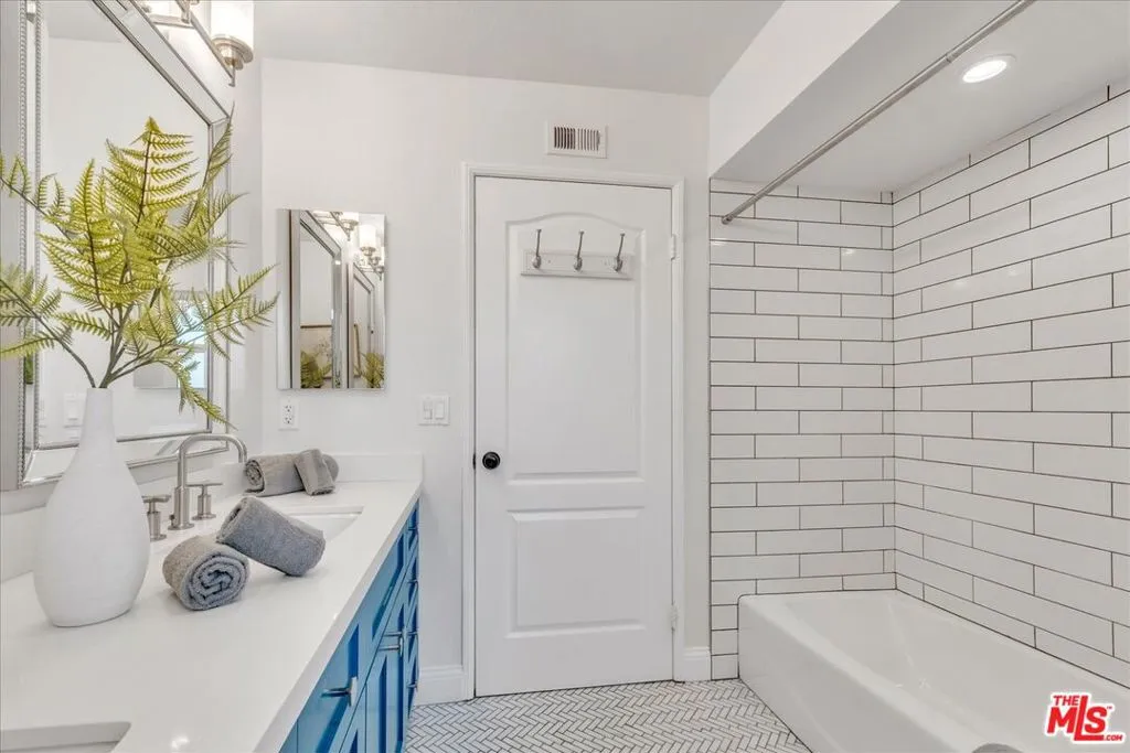 Encino, California 91436, United States, 4 Bedrooms Bedrooms, ,4 BathroomsBathrooms,Residential,Active,242819