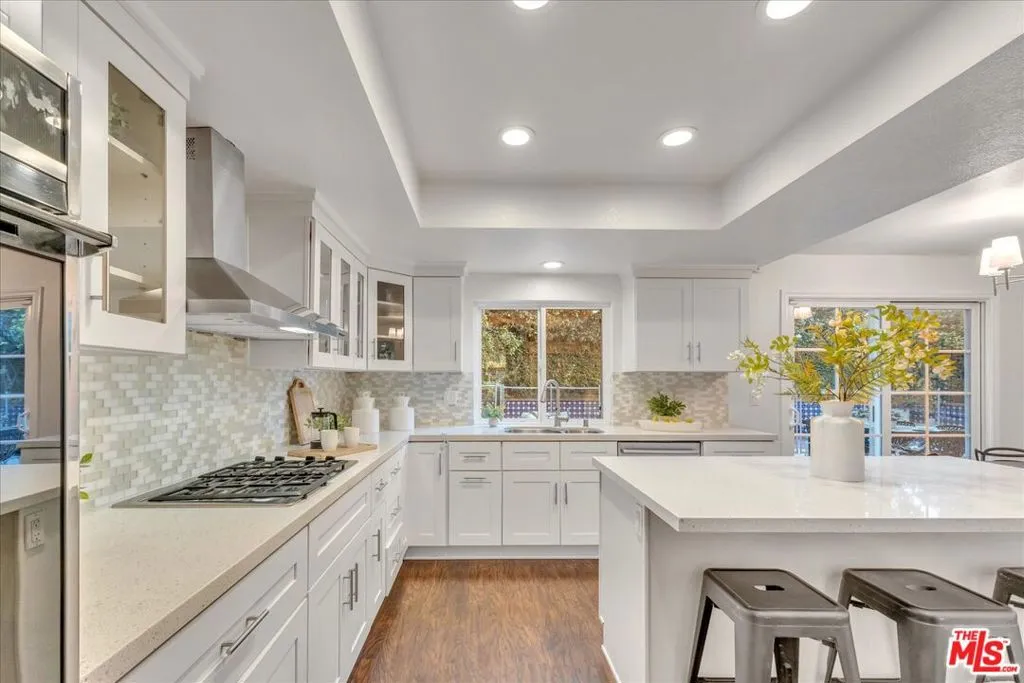 Encino, California 91436, United States, 4 Bedrooms Bedrooms, ,4 BathroomsBathrooms,Residential,Active,242819