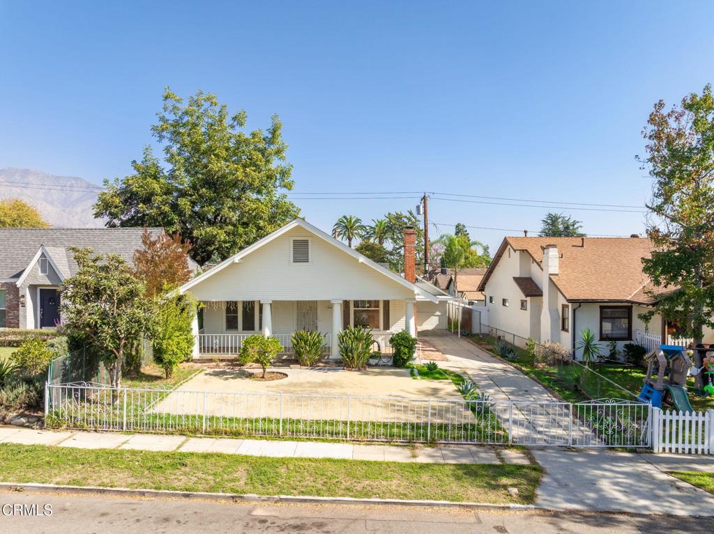 1394 N Oxford Avenue