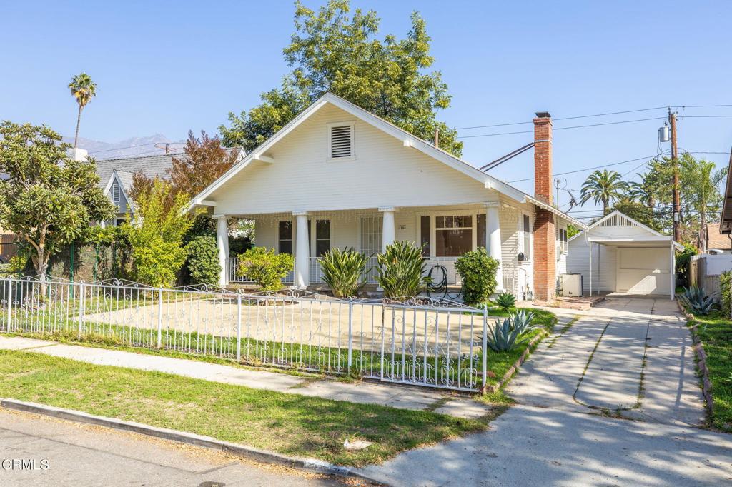 1394 N Oxford Avenue