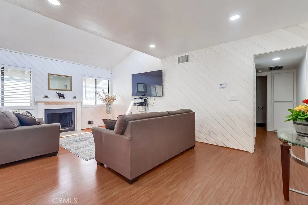 Sunland, California 91040, United States, 2 Bedrooms Bedrooms, ,2 BathroomsBathrooms,Residential,Active,198466