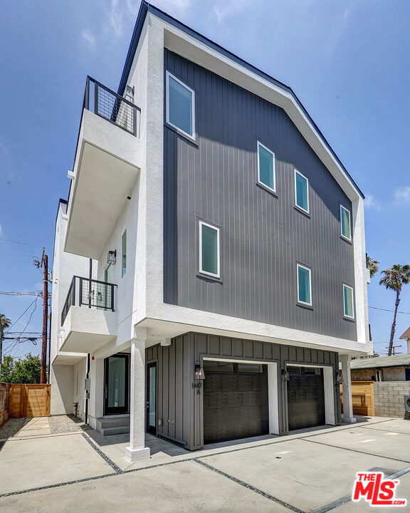 1445 S Redondo Boulevard