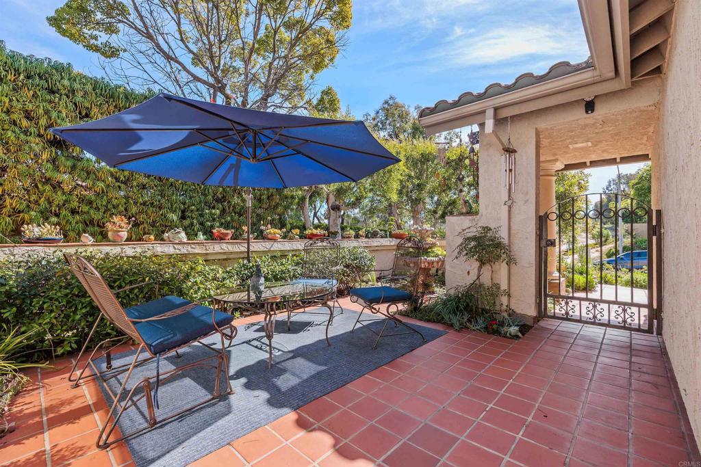 1990 Avenida La Posta