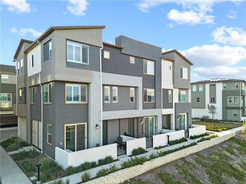 Photo of 27129 Valley Oak Pl, Valencia, CA 91381 (MLS # SR26040994)