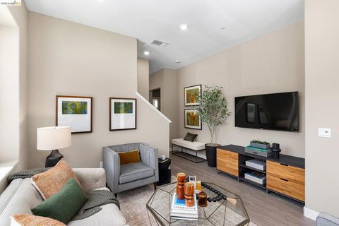 Photo of 28924 Parkridge Loop Loop #103, Hayward, CA 94544 (MLS # 41129401)