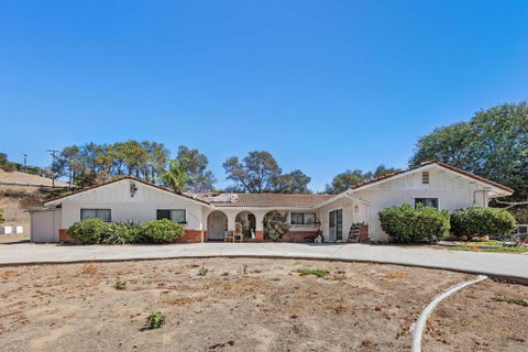 Photo of 3950 Hellers Bend Bnd, Fallbrook, CA 92028 (MLS # 260023558SD)