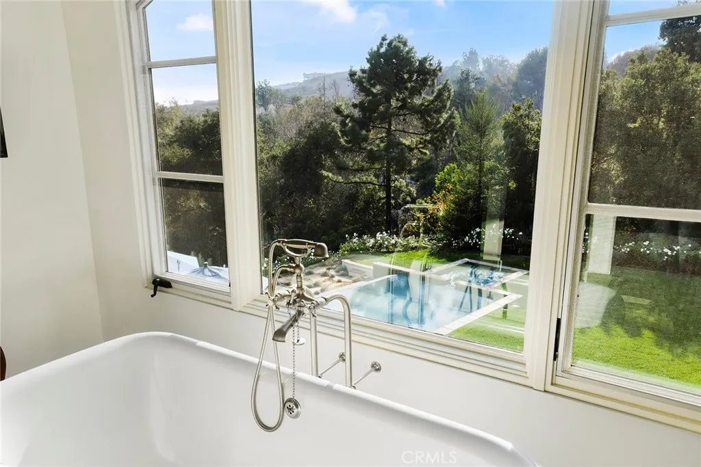 Malibu, California 90265, United States, 4 Bedrooms Bedrooms, ,5 BathroomsBathrooms,Residential,Active,209870