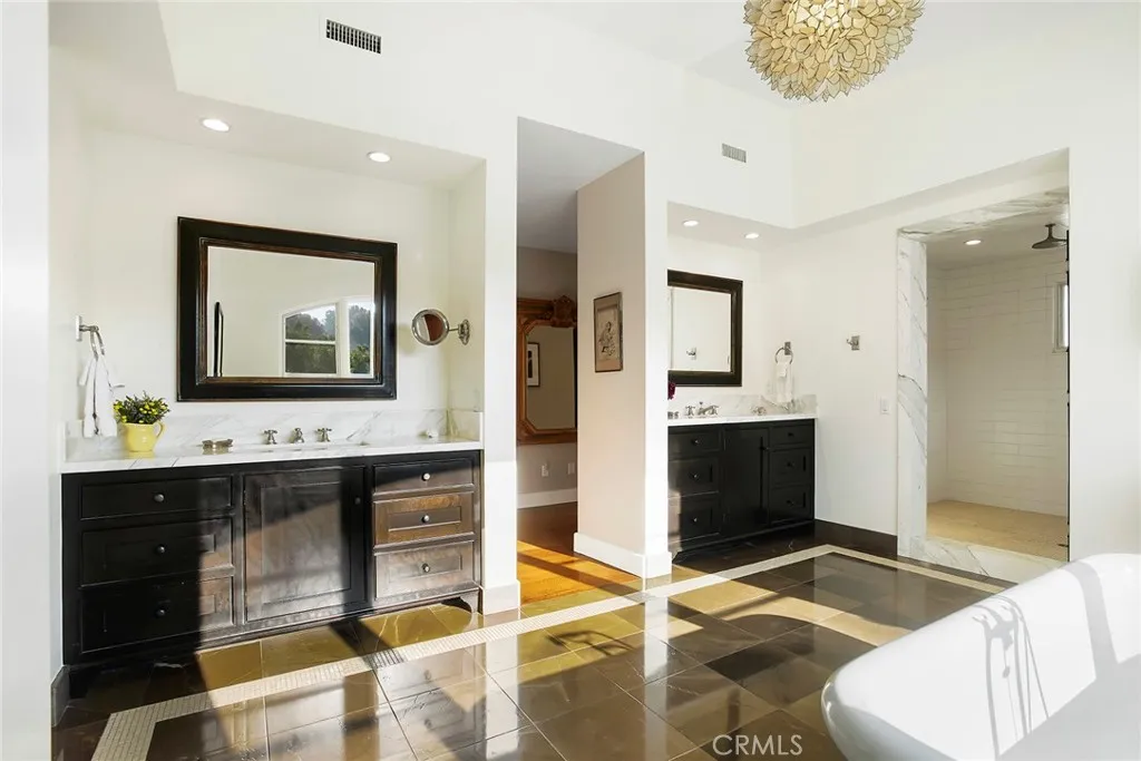 Malibu, California 90265, United States, 4 Bedrooms Bedrooms, ,5 BathroomsBathrooms,Residential,Active,209870