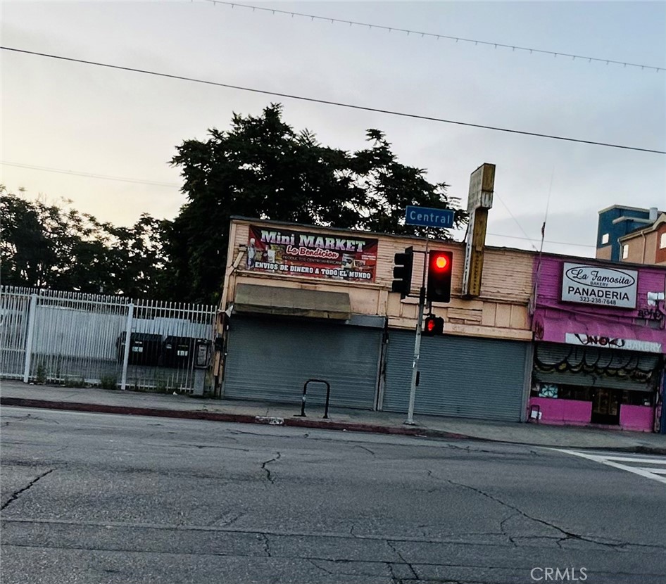 New Business opportunity Mini Market! La Bendicion. Great Investment opportunity , located on a very busy Street on S. Central . The lease is renting
for $1,700. Electric $350, Internet $ 100. Operating, expenses Total $ 2,150. Income, From : transfer money to other country $ 2,300 per month. From, the Store $ 576 per day and per month $ 15,000 Plus $ 2,300. Net Operator Income $15,150. Don't miss this great opportunity .ls ready for a new owner to take over.