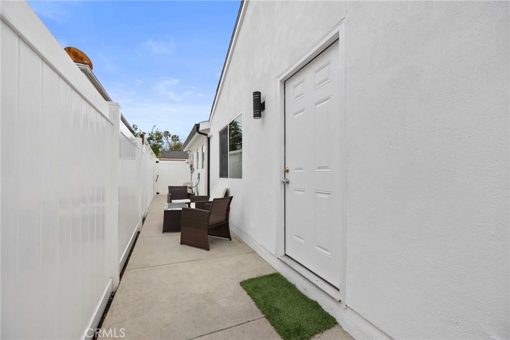 Welcome to this charming 1-bedroom, 1-bathroom ADU in Encino. This recently renovated unit spans approximately 500 sq. ft. with a private side patio, washer and dryer in unit and fully furnished.
All utilities are included in the rent! Enjoy the convenience of this beautiful rental, located near shops, restaurants, parks, and with easy access to public transportation and major freeways. Don't miss out on this fantastic opportunity in the sought-after Encino neighborhood!
