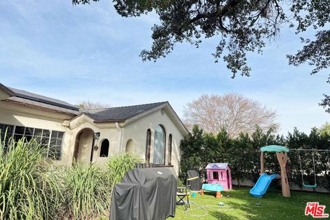 Photo of 1245 N Orchard Drive, Burbank, CA 91506 (MLS # 26647155)