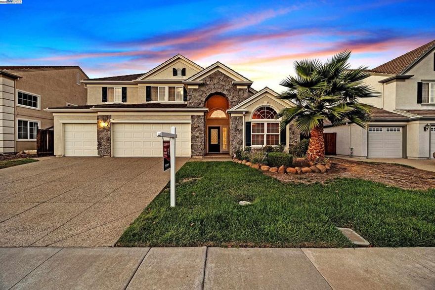 Welcome to this beautifully maintained home on a quiet cul-de-sac. Inside you’ll find an open concept layout filled with natural light, a spacious kitchen with center island, stainless steel appliances, and plenty of storage. The family room features a cozy fireplace and flows seamlessly to the backyard.  The downstairs primary suite offers a walk-in closet and full bathroom with dual sinks, soaking tub, and separate shower. Additional bedrooms upstairs are generously sized, perfect for family, guests, or office space.  Enjoy outdoor living with a private backyard, mature landscaping, and patio ideal for entertaining. 3 car garage for all your toys. Conveniently located minutes from top-rated schools, parks, trails, shopping, and dining. Don't miss it!