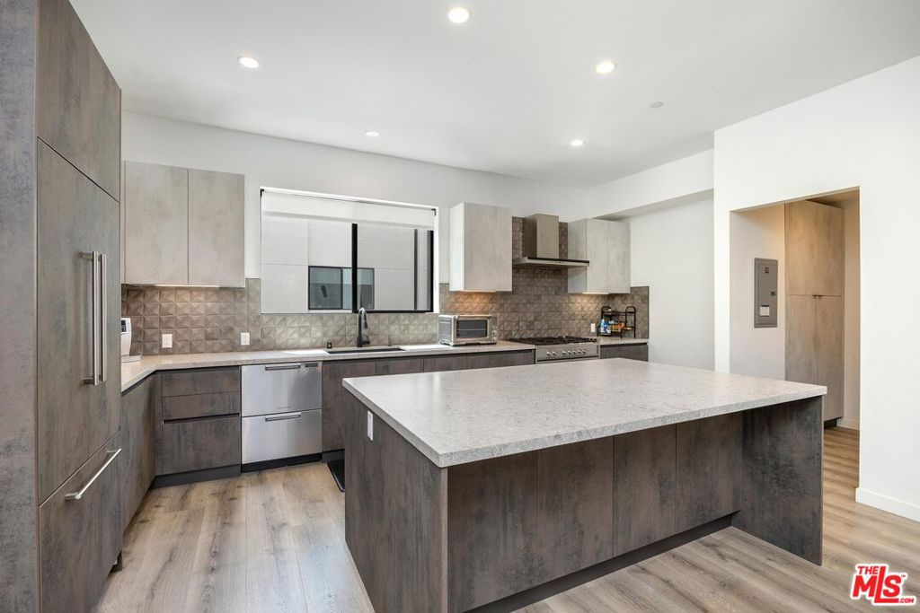 Properties 1 4724 N Village Court Lane