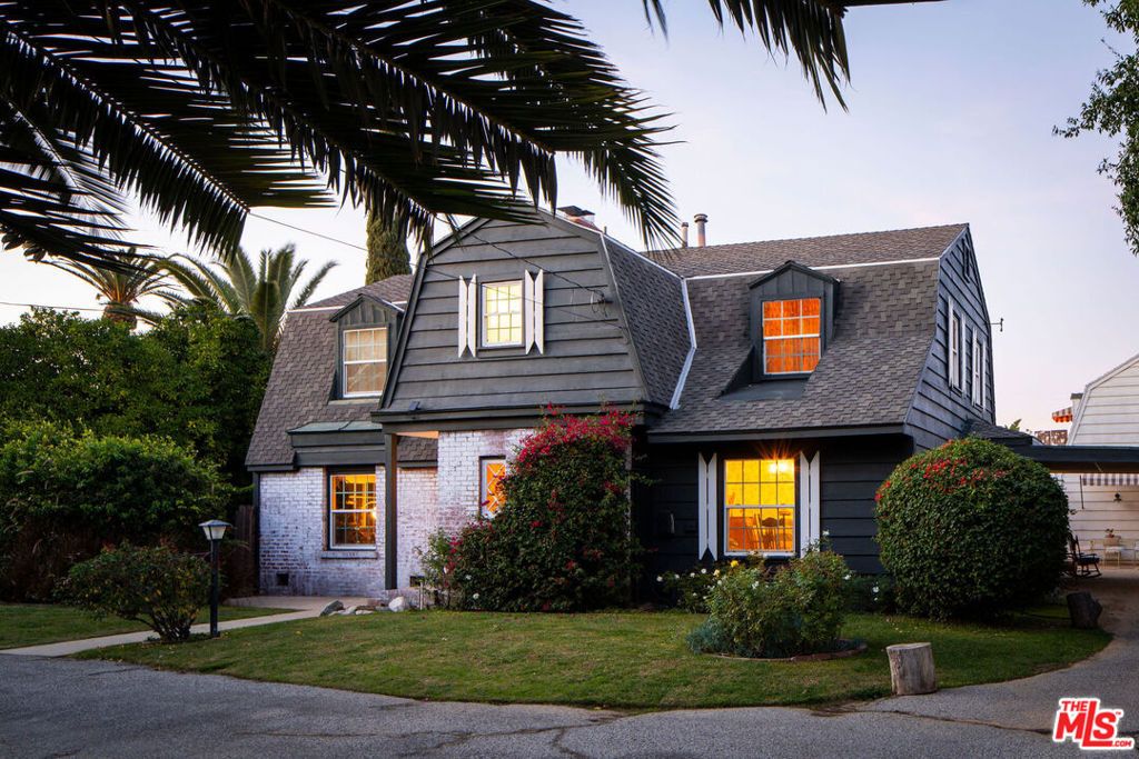 Photo of 14321 Valerio Street, Van Nuys, CA 91405 (MLS # 26639765)