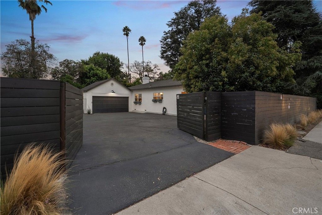 Photo of 13232 Magnolia Boulevard, Sherman Oaks, CA 91423 (MLS # SR25233005)