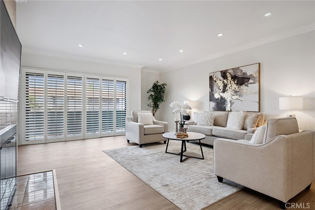 Properties 3 5416 Zelzah Avenue 202