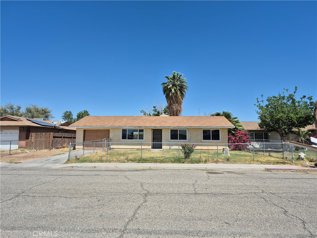 Charming Property in the Heart of the City of Blythe, Large Frontage Home, Huge Backyard and ready for your imagination. This home offers: Comfortable Size Three Bedrooms and One Bath, New floor, New Windows, Updated Kitchen. Located in an established neighborhood, close to towns, schools, city hall. Make this your home for the first time, as a second home or great opportunity to add it to your investment portfolio.