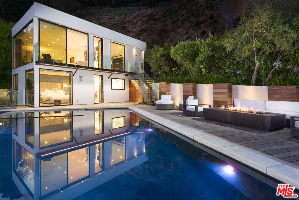 Fully furnished Available , for short or long-term. Call for short term pricing! This 3,500 sq ft Hollywood dream home has a beautifully designed large infinity pool with an unobstructed view of the city. This completely automated smart home Has a chefs kitchen with Miele appliances feature that caters to your every desire. With a bonus open-air fitness room to help keep you fit while enjoying the outdoors.