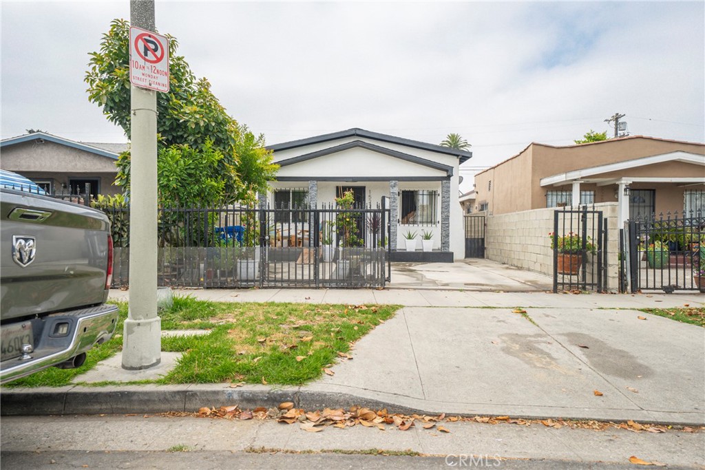 The spacious single family residence living is bathed in natural light from a multitude of windows. The kitchen features abundant newer cabinets, ample quartz counters, durable sink, and the convenience of the adjoining dining area. The home features 3 ample sized rooms and 1 full bathroom, plenty of driveway parking and laundry is conveniently located inside. Great location within walking distance to schools, shopping, and restaurants.