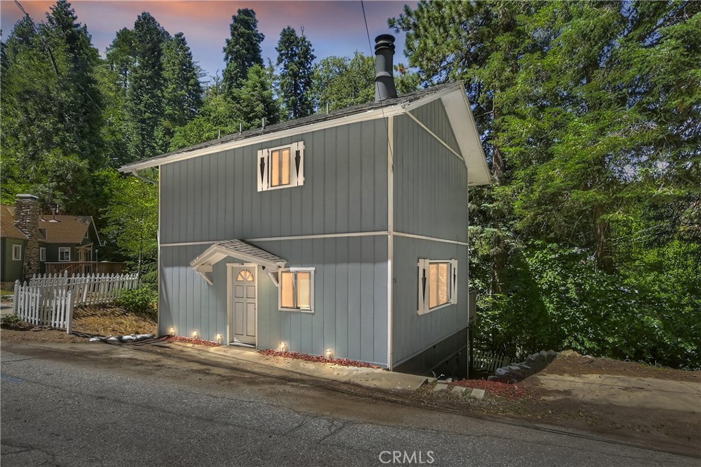 Great home in the heart of the Arrowhead Villas. Easy access into this level entry home and great parking. Step inside this light and bright home that has a floor plan that flows well. Main room is a beautiful living room with split rock fireplace, wood beams and open dining area with deck off of the dining. Nicely updated kitchen and 1/2 bath on the main level. Upstairs are two well appointed rooms with vaulted ceilings and Jack and Jill bathroom.
The home is perfectly located for commuting as it is close to Highway 18 and it is a very quick ride to the Lake Arrowhead Village or SkyPark at Santa's Village. This homes has a small HOA that is a deal! It covers, water, trash and snow plowing!
Did you know that the Arrowhead Villas is drenched in History? Bugsy Siegel's Speakeasy was here... currently known as the Tudor House. This is the perfect getaway and it is waiting for you!