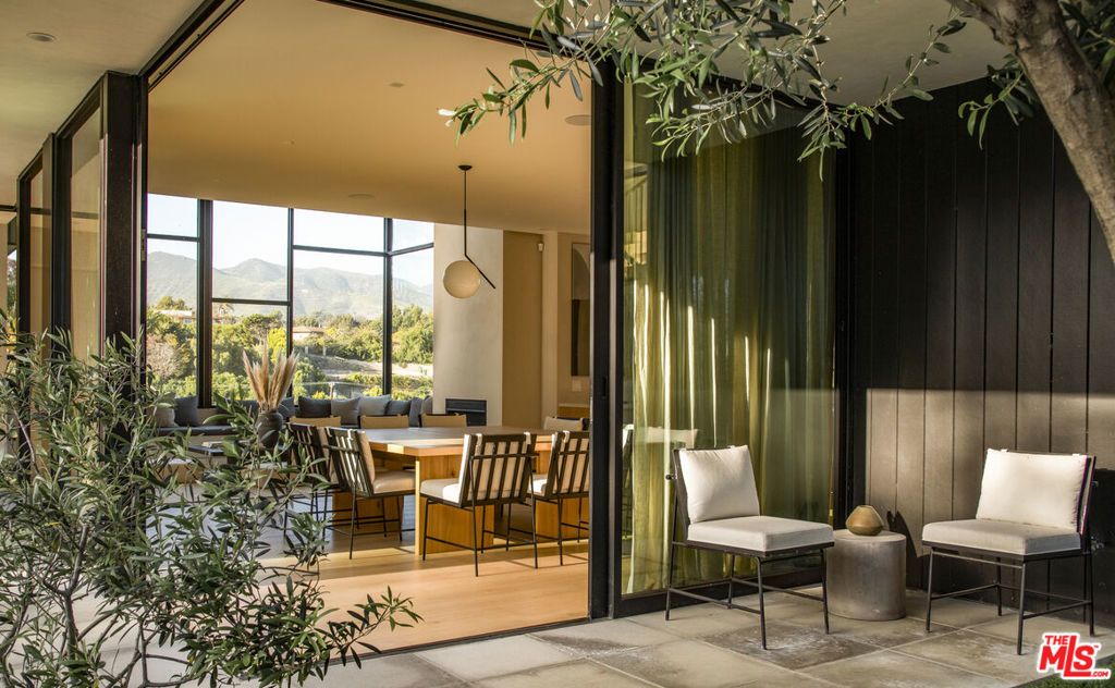 Photo of 28869 Selfridge Drive, Malibu, CA 90265 (MLS # 25597599)