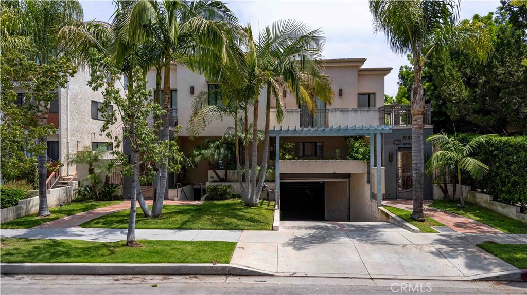 Welcome to this beautiful and inviting three-story Townhouse located in one of North Glendale’s most desirable neighborhoods. Built in 2010, this architectural masterpiece blends upscale design, spacious living, and unbeatable convenience in a quiet, well-maintained community.
It features granite flooring throughout, open floor plan, a loft and rooftop seating, both of which are accessed through a custom made spiral staircase, other features include high ceilings, Gourmet Kitchen with granite countertops, crown molding, Balcony, 2 car garage with elevator access.
This rare opportunity combines the comfort of modern luxury living with the convenience of a prime Glendale location. Whether you're looking to entertain guests or simply enjoy peaceful evenings on your private rooftop terrace, this home has it all.
Don’t miss your chance to own this truly one-of-a-kind luxury Townhouse!
