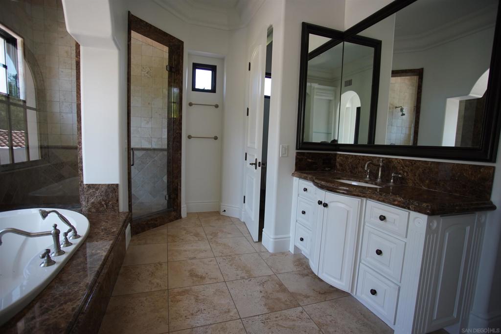 18325 Calle La Serra
