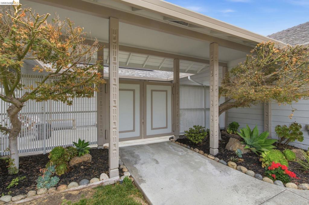 8170 Surrey Ln Ln, Oakland CA 94605