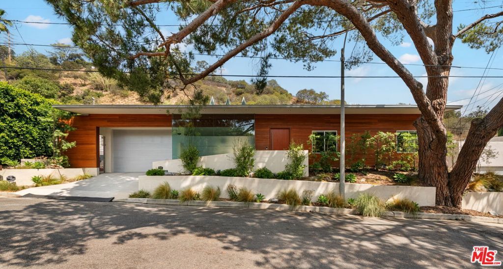 Photo of 8137 Amor Road, Los Angeles, CA 90046 (MLS # 25589219)