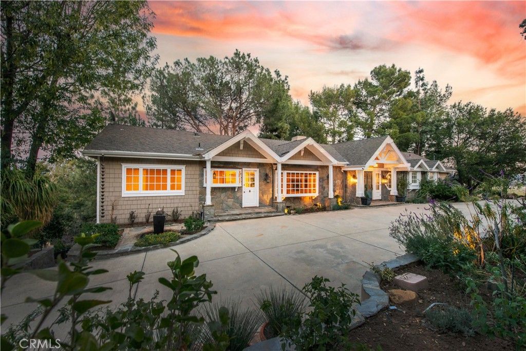 Photo of 22757 Plummer Street, Chatsworth, CA 91311 (MLS # SR25225769)