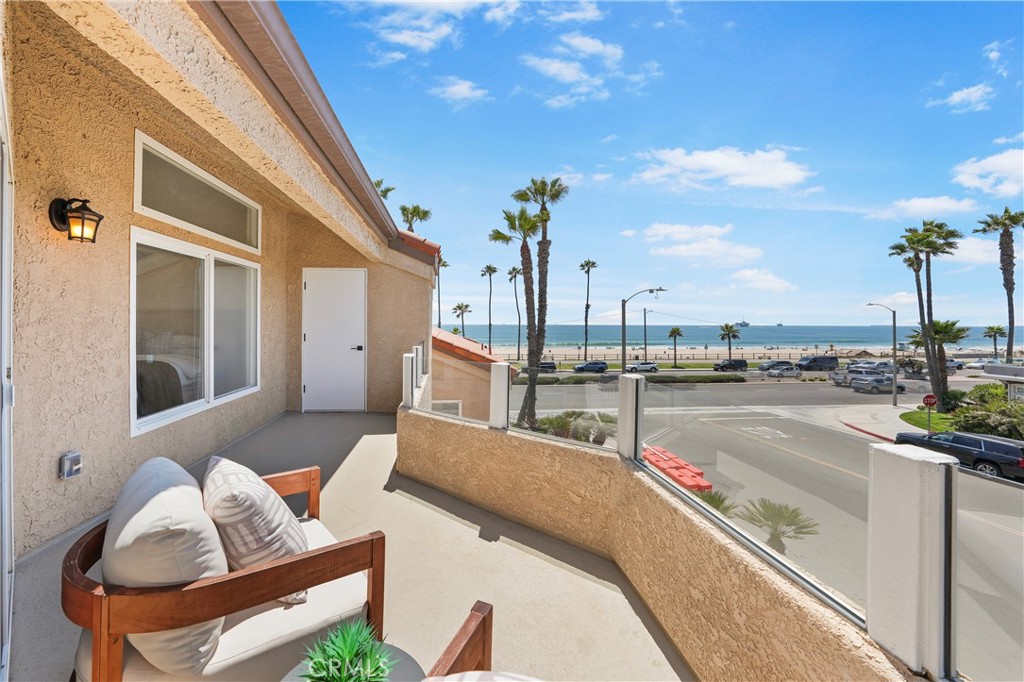 2000 Pacific Coast Highway 313