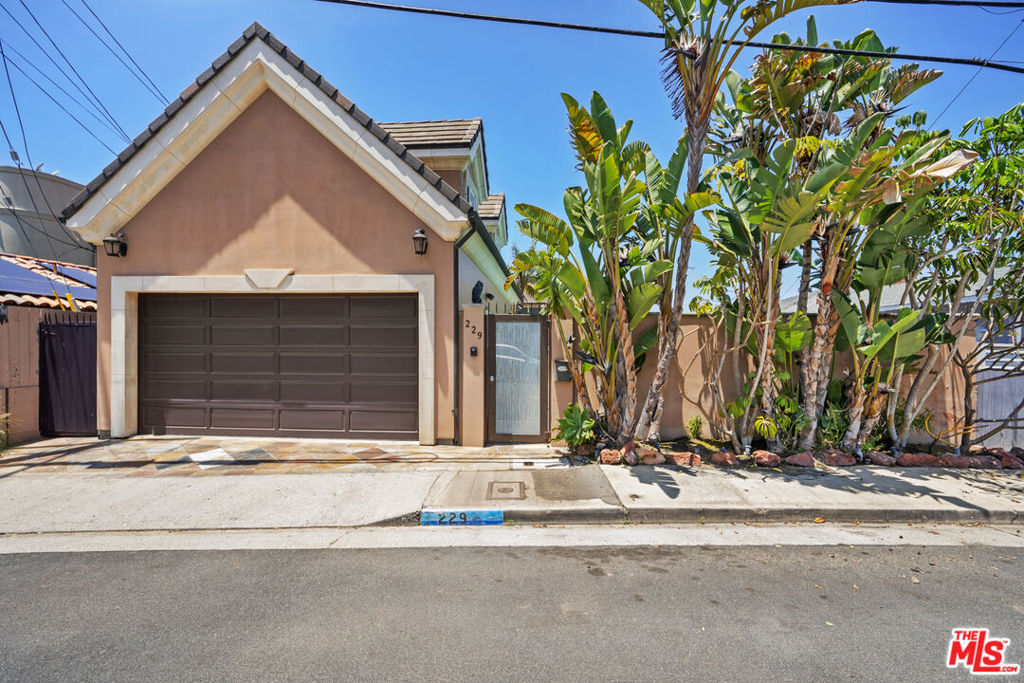 Properties 1 229 Rees Street