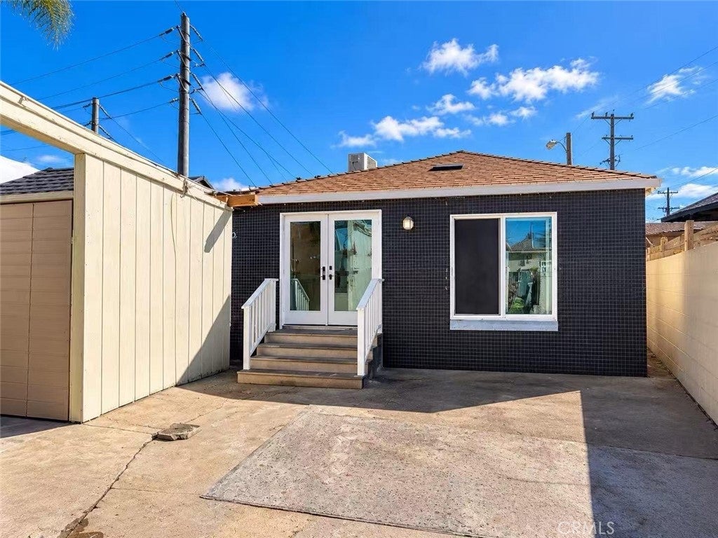 10318 S Freeman Ave
