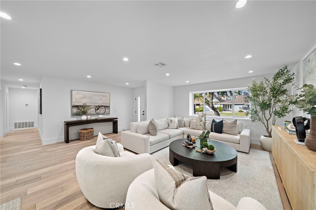 5262 Glenroy Dr