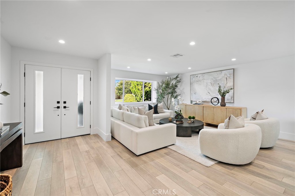 5262 Glenroy Dr