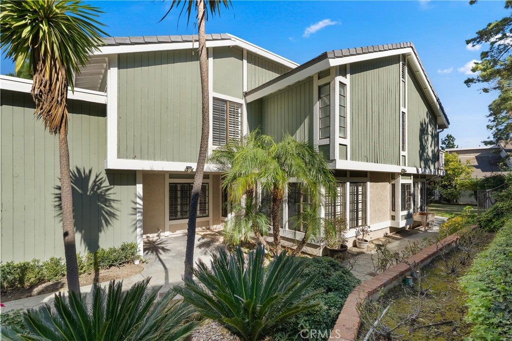5810 E Mountain Loop
