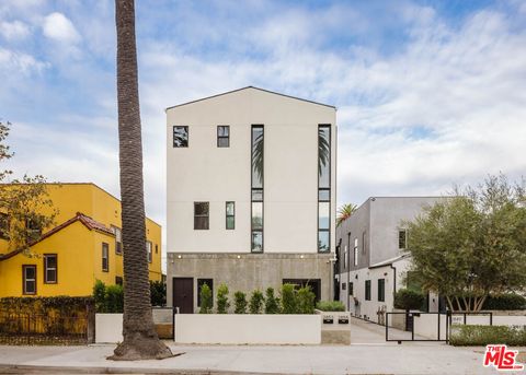 Photo of 2855 S Sycamore Avenue, Los Angeles, CA 90016 (MLS # 26764247)