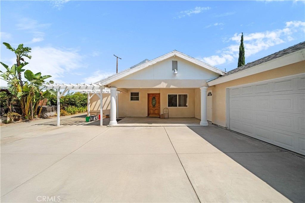 Welcome to this charming single-story home located in the heart of La Puente. Built in 1950 and totally renovated in 2008, this property offers 3 spacious bedrooms, 2.5 bathrooms, kitchen and a large living room. Situated on a generous 12,861 sqft lot and it has inside 1,687 sqft living area. It’s close to schools and local amenities, making it an ideal choice for families. Big front yard and also plenty space in the back, perfect for your spring / summer activities! There is an attached 2-car garage which can enter into the house. With its classic charm and plenty of potential for ADU, this property is perfect for those looking to put their own touch on a home.