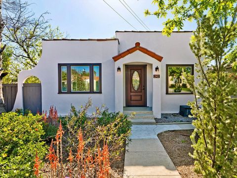 Photo of 242 W Elmwood Ave, Burbank, CA 91502 (MLS # BB26052126)