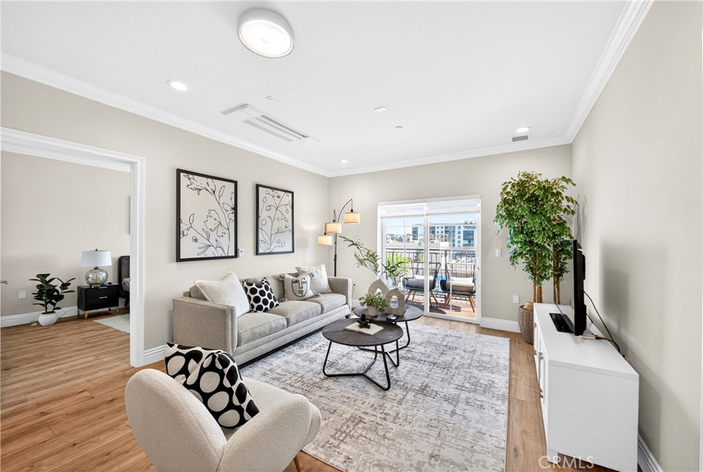 944 S Serrano Avenue 306