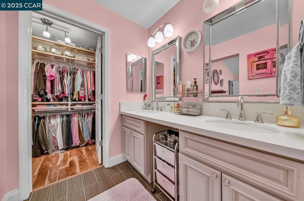 VILLAGE SQUARE - Residential