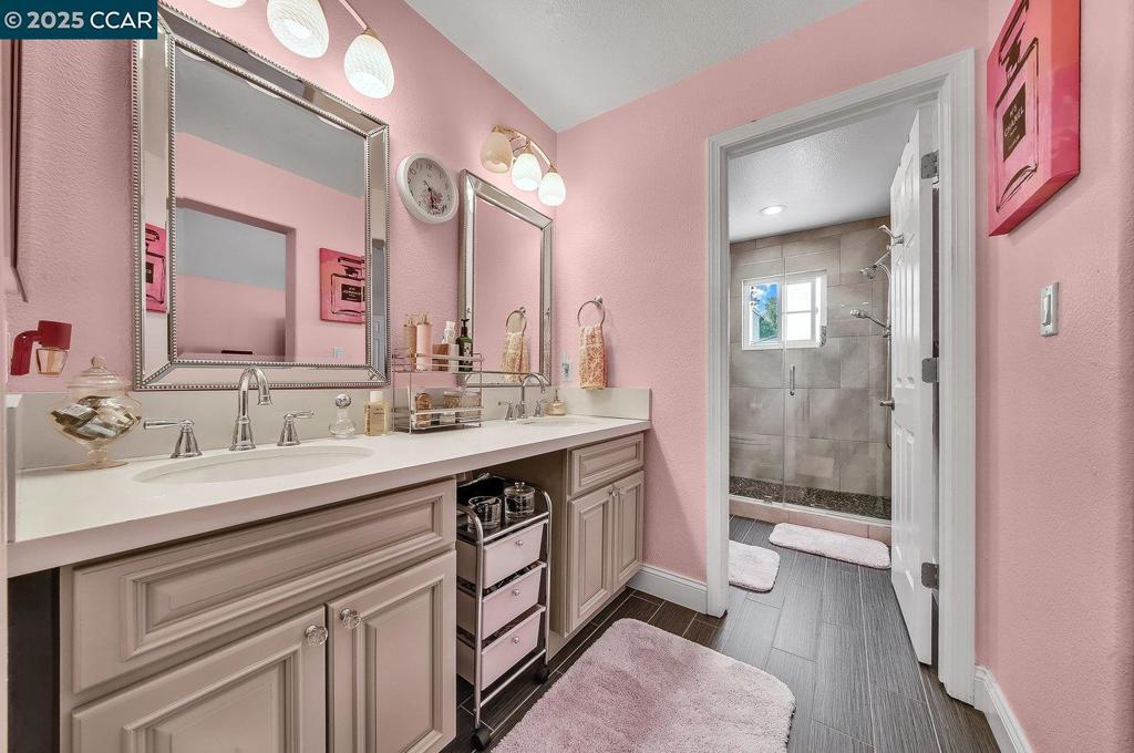 VILLAGE SQUARE - Residential