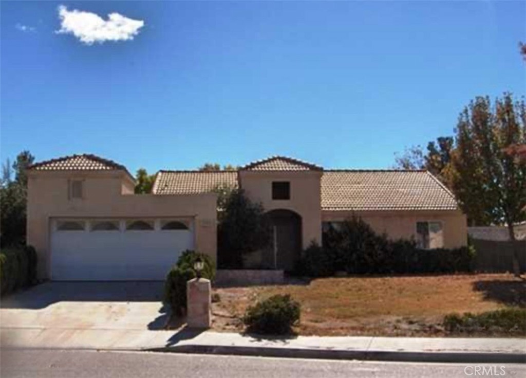 Welcome to your new home! This beautifully maintained single-family house offers3 bedrooms generously sized bedrooms, 2 full bathrooms and plenty of space to live, work and relax. Whether you're a growing family or roommates looking for comfort and convenience, this home checks all the boxes.